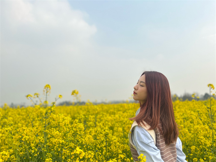 個(gè)人三等獎(jiǎng)  何夢璇  面朝花海，春暖花開.jpg